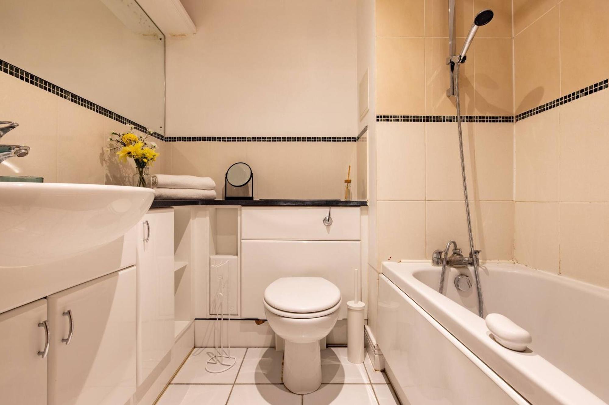 Wild Roses Service Apartments - East India لندن المظهر الخارجي الصورة